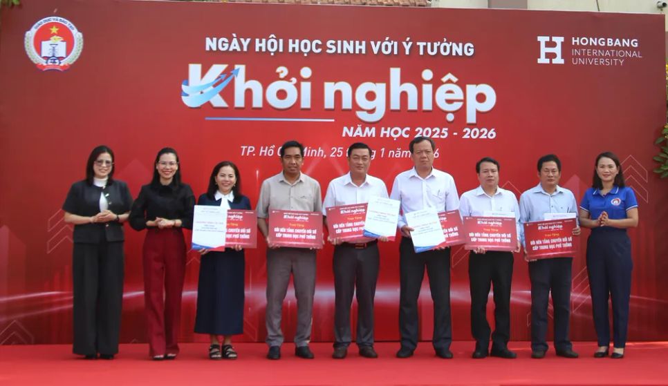 Ban tổ chức ngày hội trao 6 suất học bổng là gói nền tảng chuyển đổi số cấp THPT Ban tổ chức ngày hội trao 6 suất học bổng là gói nền tảng chuyển đổi số cấp THPT