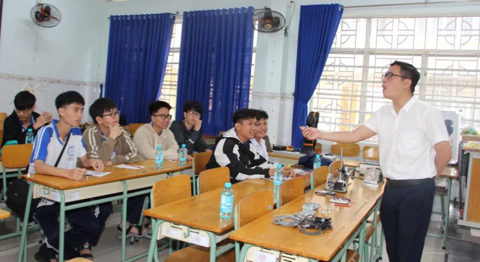 Các học sinh tham gia lớp học trải nghiệm công nghệ Các học sinh tham gia lớp học trải nghiệm công nghệ