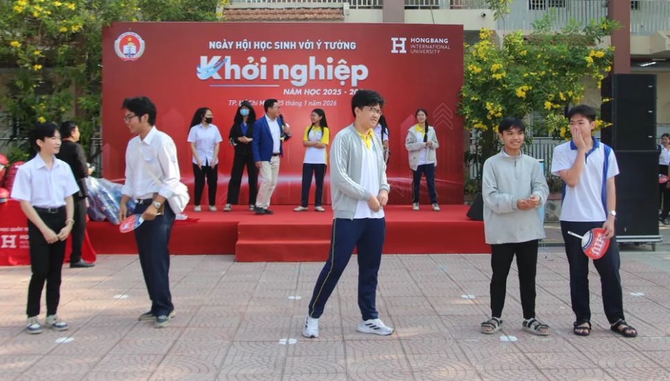 Các học sinh tham gia trò chơi tại ngày hội Các học sinh tham gia trò chơi tại ngày hội