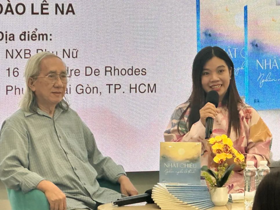 Nhà thơ Nhật Chiêu và TS Đào Lê Na giao lưu cùng bạn đọc tại chương trình