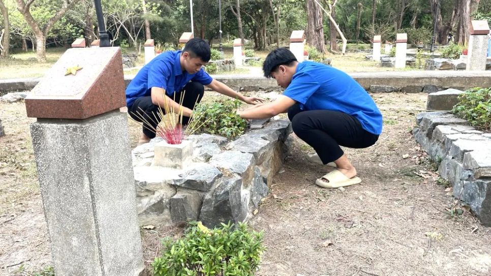 Các bạn trẻ tham gia vệ sinh tại nghĩa trang Hàng Dương Côn Đảo. Ảnh: TTVH CÔN ĐẢO