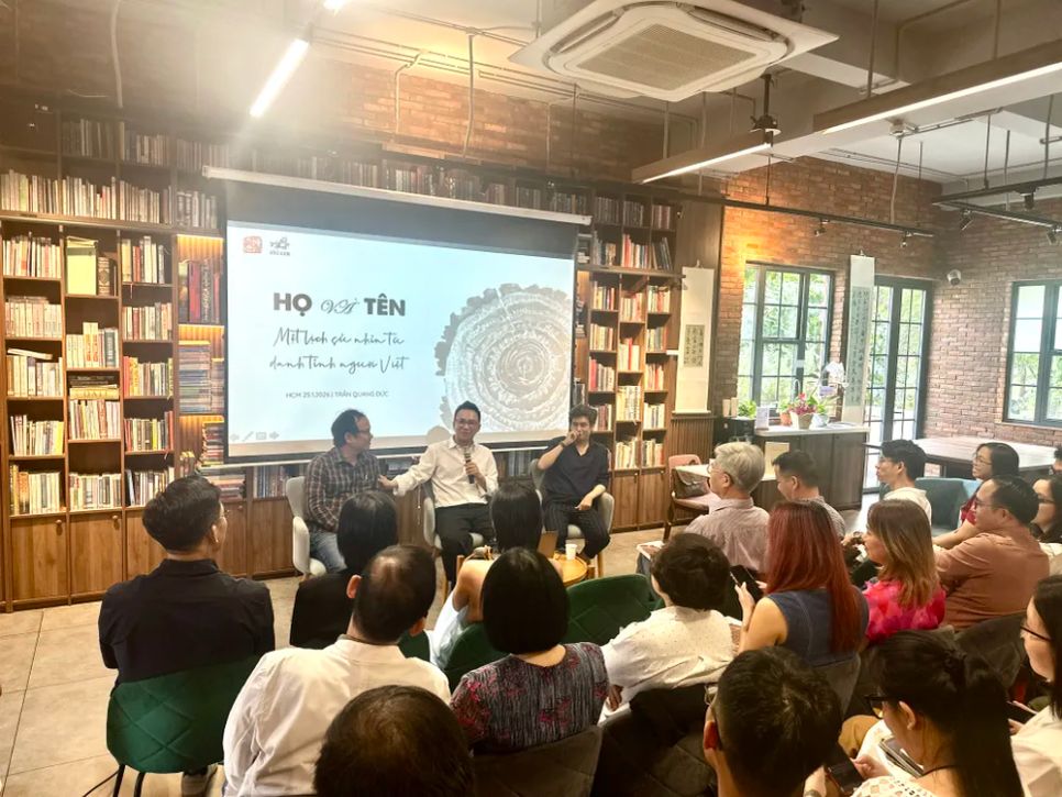 Nhà nghiên cứu Trần Quang Đức (giữa) và các khách mời giao lưu tại chương trình