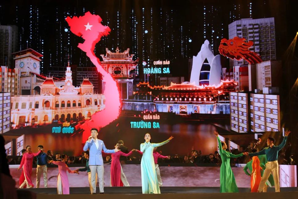 Ca sĩ Hồ Trung Dũng và ca sĩ Thanh Ngọc biểu diễn bài hát “Việt Nam ngày mới”. Ảnh: DŨNG PHƯƠNG Ca sĩ Hồ Trung Dũng và ca sĩ Thanh Ngọc biểu diễn bài hát “Việt Nam ngày mới”. Ảnh: DŨNG PHƯƠNG