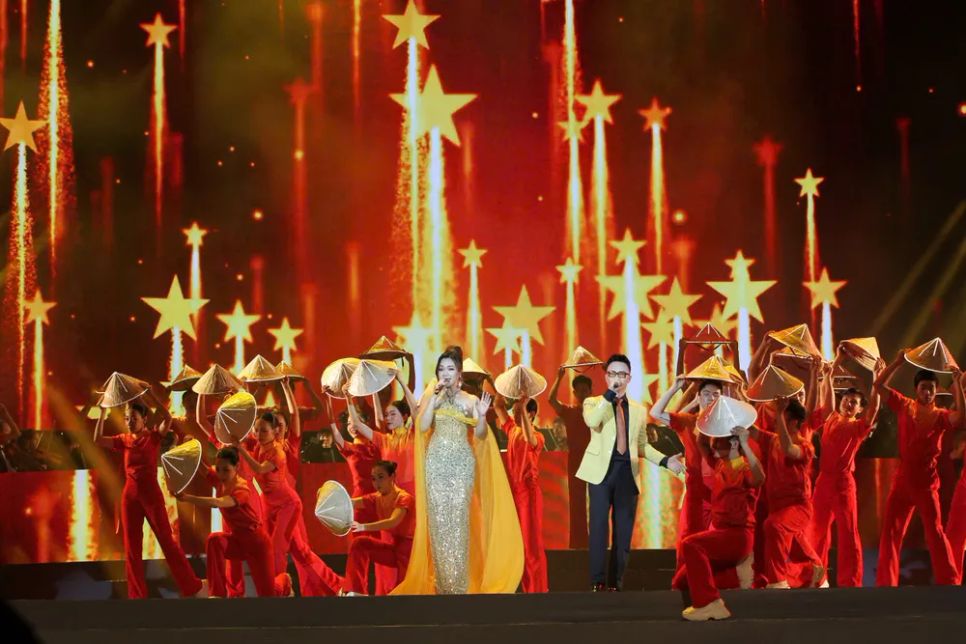 Ca sĩ Phương Vy và Hoàng Bách biểu diễn mashup “Vinh quang đang chờ ta – Cùng bước tới vinh quang”. Ảnh: DŨNG PHƯƠNG Ca sĩ Phương Vy và Hoàng Bách biểu diễn mashup “Vinh quang đang chờ ta – Cùng bước tới vinh quang”. Ảnh: DŨNG PHƯƠNG