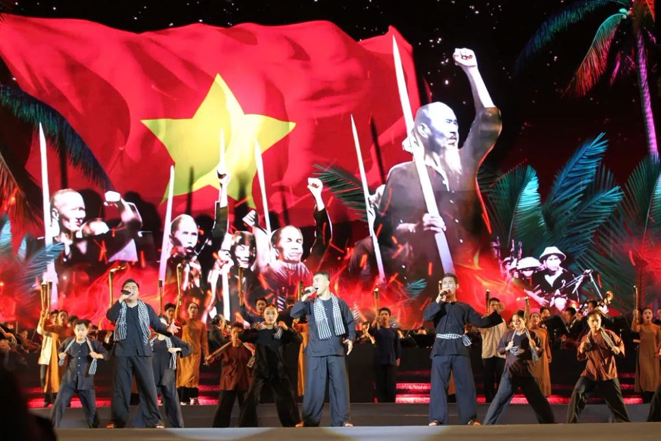 Các ca sĩ trẻ biểu diễn nhạc cảnh “Nam Bộ kháng chiến – Giải phóng Điện Biên”. Ảnh: DŨNG PHƯƠNG Các ca sĩ trẻ biểu diễn nhạc cảnh “Nam Bộ kháng chiến – Giải phóng Điện Biên”. Ảnh: DŨNG PHƯƠNG