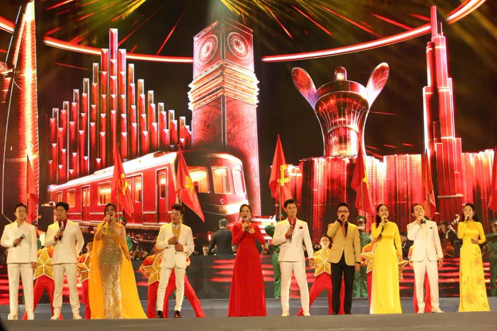 Các nghệ sĩ tham gia trong chương trình cùng biểu diễn ca khúc “Khát vọng hùng cường”. Ảnh: DŨNG PHƯƠNG Các nghệ sĩ tham gia trong chương trình cùng biểu diễn ca khúc “Khát vọng hùng cường”. Ảnh: DŨNG PHƯƠNG