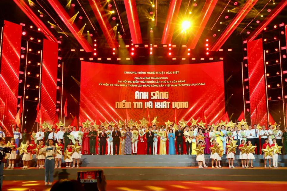 Lãnh đạo TPHCM cùng các nghệ sĩ, ca sĩ tham gia biểu diễn trong chương trình nghệ thuật đặc biệt Lãnh đạo TPHCM cùng các nghệ sĩ, ca sĩ tham gia biểu diễn trong chương trình nghệ thuật đặc biệt