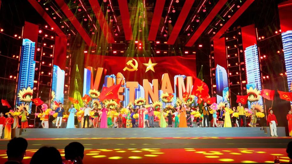 NSND Tạ Minh Tâm, NSƯT Ánh Tuyết, NSƯT Phạm Khánh Ngọc cùng các ca sĩ trẻ biểu diễn bài hát “Việt Nam ơi! Mùa xuân đến rồi”. Ảnh: DŨNG PHƯƠNG NSND Tạ Minh Tâm, NSƯT Ánh Tuyết, NSƯT Phạm Khánh Ngọc cùng các ca sĩ trẻ biểu diễn bài hát “Việt Nam ơi! Mùa xuân đến rồi”. Ảnh: DŨNG PHƯƠNG