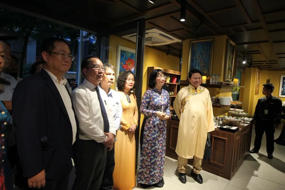 Các đồng chí lãnh đạo, đại biểu, khách mời tham quan Nhà Triển lãm Nghệ thuật Đương đại. Ảnh: DŨNG PHƯƠNG.