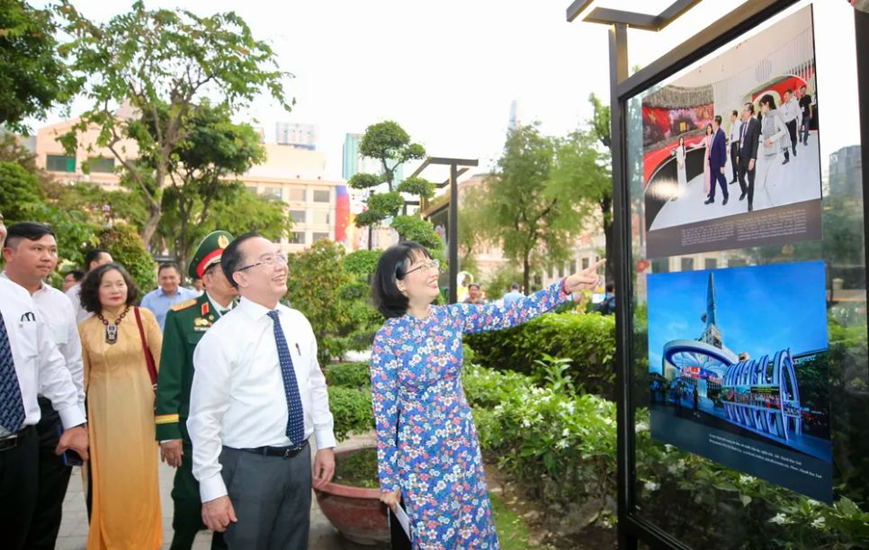 Các đồng chí lãnh đạo, đại biểu, khách mời tham quan triển lãm đầu tiên của Con đường Nhiếp ảnh TPHCM với chủ đề “Vững bước dưới cờ Đảng - Rạng rỡ Thành phố Bác”. ẢNH: DŨNG PHƯƠNG