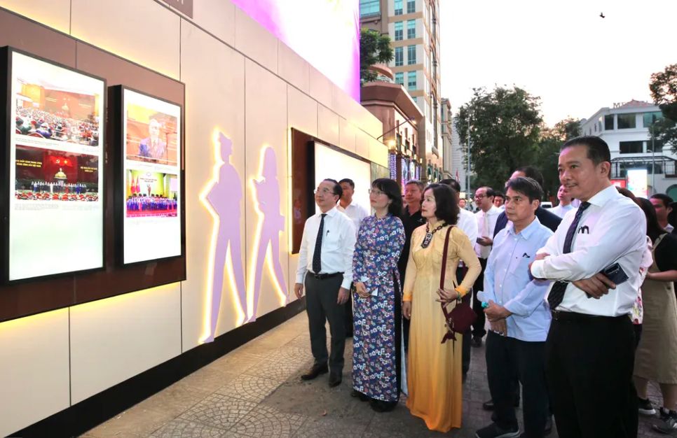 Các đồng chí lãnh đạo, đại biểu, khách mời tham quan triển lãm đầu tiên của Con đường Nhiếp ảnh TPHCM với chủ đề “Vững bước dưới cờ Đảng - Rạng rỡ Thành phố Bác”. Ảnh: DŨNG PHƯƠNG