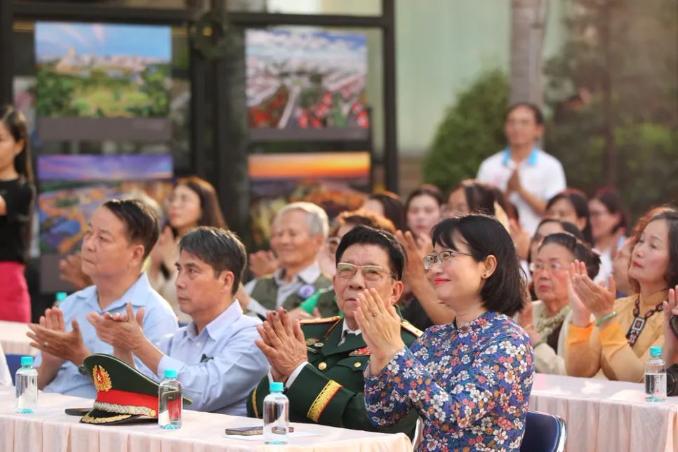 Đồng chí Trần Thị Diệu Thúy, Thành ủy viên, Phó chủ tịch UBND TPHCM dự lễ khánh thành Con đường Nhiếp ảnh TPHCM. ẢNH: DŨNG PHƯƠNG. <br>