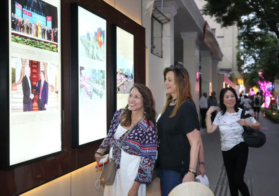 Du khách tham quan Con đường Nhiếp ảnh TPHCM. ẢNH: DŨNG PHƯƠNG.