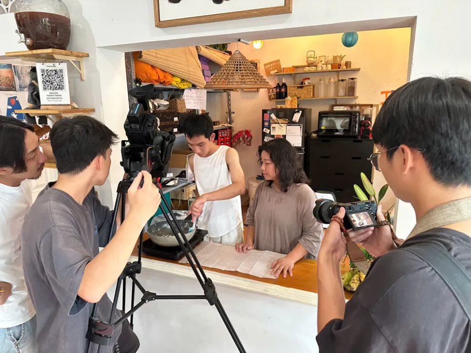 Hậu trường thực hiện các phim ngắn của học viên là người khiếm thính trong dự án Pháo hoa 2025 (ẢNH: BTC)
