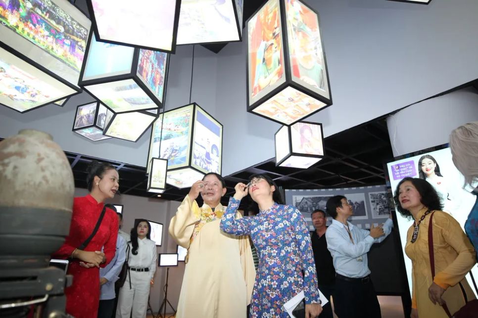 Các đồng chí lãnh đạo, đại biểu, khách mời thưởng thức triển lãm “Những con mắt của thời gian”. ẢNH: DŨNG PHƯƠNG Các đồng chí lãnh đạo, đại biểu, khách mời thưởng thức triển lãm “Những con mắt của thời gian”. ẢNH: DŨNG PHƯƠNG