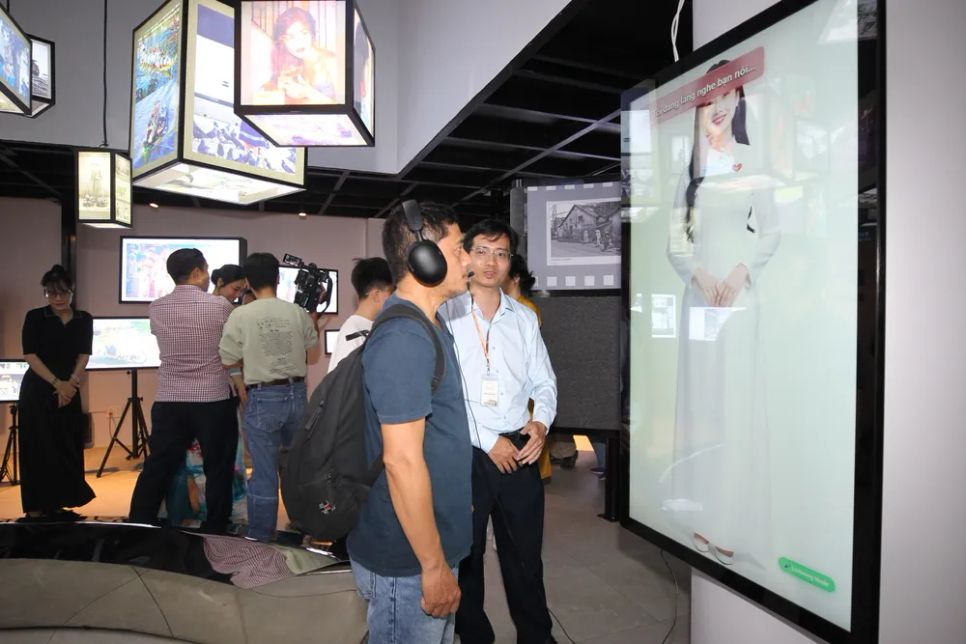 Công nghệ nghe và nhìn ứng dụng bên trong Nhà Triển lãm Nghệ thuật Đương đại tại số 158 Đồng Khởi. ẢNH: DŨNG PHƯƠNG Công nghệ nghe và nhìn ứng dụng bên trong Nhà Triển lãm Nghệ thuật Đương đại tại số 158 Đồng Khởi. ẢNH: DŨNG PHƯƠNG