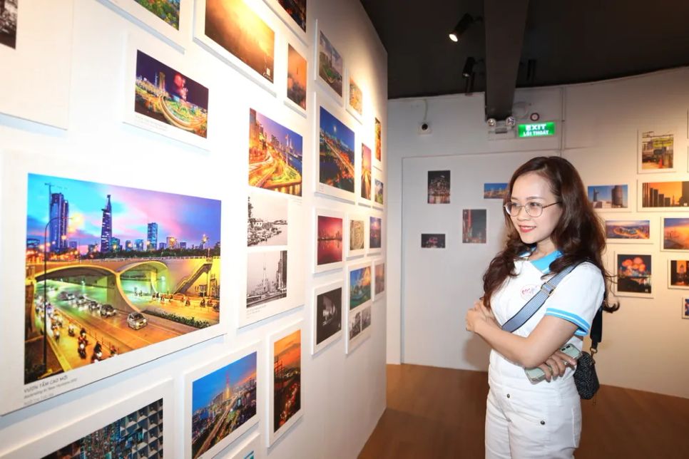 Khách tham quan Nhà Triển lãm Nghệ thuật Đương đại tại số 158 Đồng Khởi. ẢNH: DŨNG PHƯƠNG Khách tham quan Nhà Triển lãm Nghệ thuật Đương đại tại số 158 Đồng Khởi. ẢNH: DŨNG PHƯƠNG