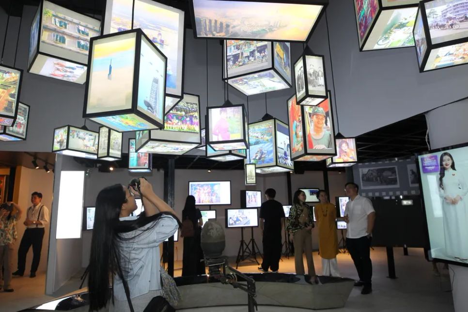 Khách tham quan triển lãm “Những con mắt của thời gian” tại Nhà Triển lãm nghệ thuật đương đại số 158, Đồng Khởi. ẢNH: DŨNG PHƯƠNG Khách tham quan triển lãm “Những con mắt của thời gian” tại Nhà Triển lãm nghệ thuật đương đại số 158, Đồng Khởi. ẢNH: DŨNG PHƯƠNG