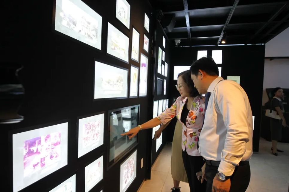 Không gian ứng dụng công nghệ trình chiếu bên trong Nhà Triển lãm Nghệ thuật Đương đại tại số 158 Đồng Khởi. ẢNH: DŨNG PHƯƠNG Không gian ứng dụng công nghệ trình chiếu bên trong Nhà Triển lãm Nghệ thuật Đương đại tại số 158 Đồng Khởi. ẢNH: DŨNG PHƯƠNG