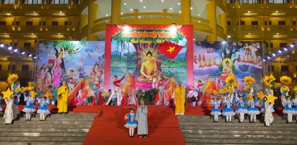 Các tăng, ni sinh và học sinh trường Nguyễn Siêu thể hiện ca khúc 