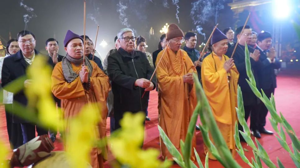 Nghi thức dâng hương trong lễ Đức Phật Thích Ca Mâu Ni thành đạo