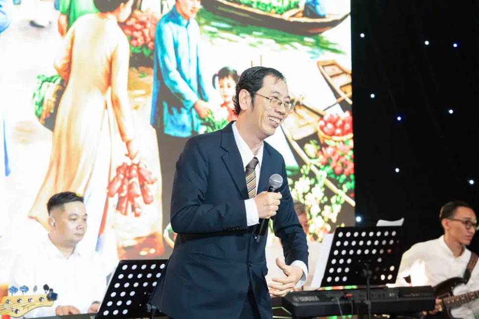 BS Nguyễn Minh Tiến, Phó Giám đốc Bệnh viện Nhi đồng Thành phố biểu diễn trong đêm nhạc.