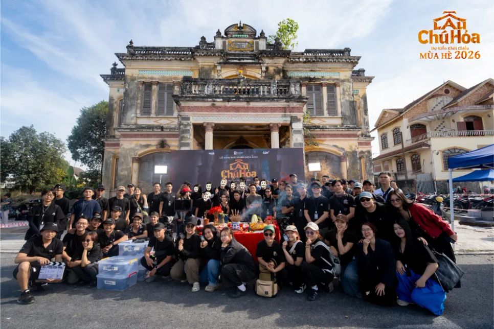 Ê-kíp đoàn phim tại buổi khai máy dự án. Ảnh: ĐPCC