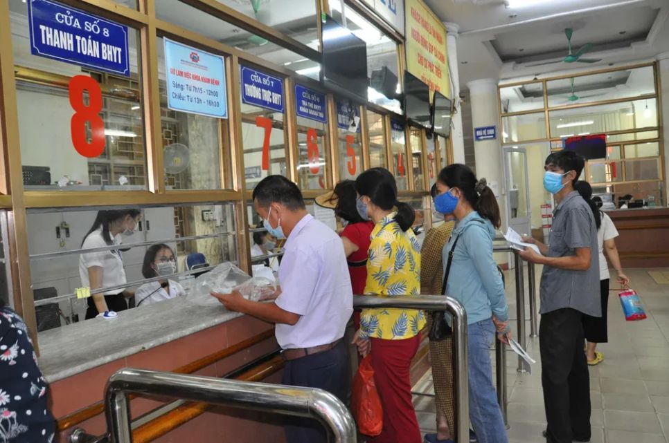 Người dân lãnh thuốc BHYT tại một cơ sở y tế trên địa bàn TPHCM Người dân lãnh thuốc BHYT tại một cơ sở y tế trên địa bàn TPHCM