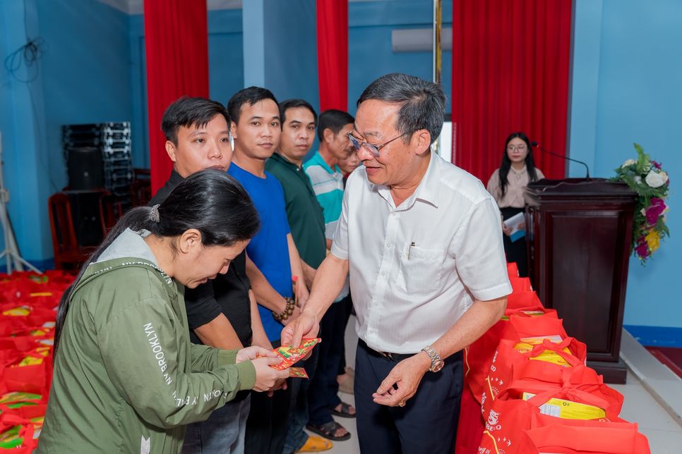 Đại diện Sabeco trao phong bao lì xì cho người dân khó khăn ở khu vực Bình Dương cũ Đại diện Sabeco trao phong bao lì xì cho người dân khó khăn ở khu vực Bình Dương cũ