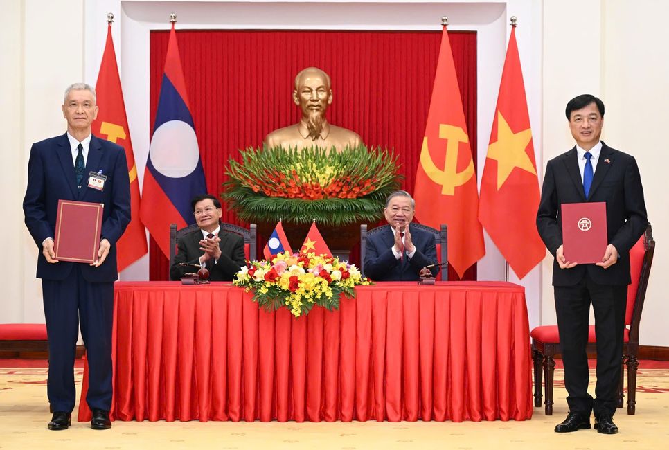 Hai nhà lãnh đạo chứng kiến lễ trao các văn kiện hợp tác giữa hai nước. Ảnh: VGP/Nhật Bắc Hai nhà lãnh đạo chứng kiến lễ trao các văn kiện hợp tác giữa hai nước. Ảnh: VGP/Nhật Bắc