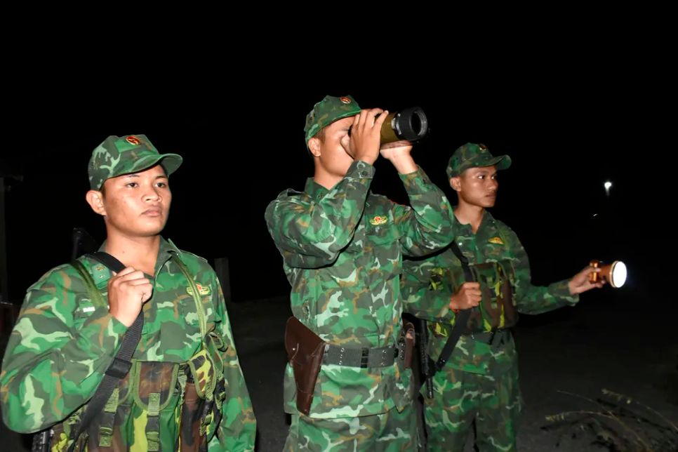 Chiến sĩ Đồn Biên phòng cửa khẩu quốc tế Hà Tiên tuần tra, quan sát khu vực biên giới ở khu phố 5 Đông Hồ, phường Hà Tiên, tỉnh An Giang Chiến sĩ Đồn Biên phòng cửa khẩu quốc tế Hà Tiên tuần tra, quan sát khu vực biên giới ở khu phố 5 Đông Hồ, phường Hà Tiên, tỉnh An Giang