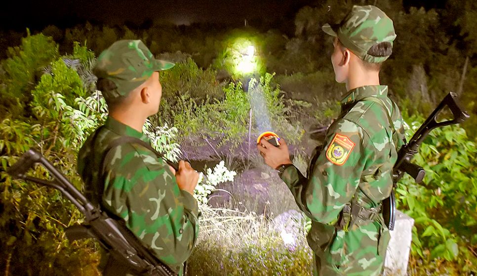 Chiến sĩ Đồn Biên phòng cửa khẩu quốc tế Hà Tiên tuần tra tại khu phố 5 Đông Hồ, phường Hà Tiên. Ảnh: NAM KHÔI Chiến sĩ Đồn Biên phòng cửa khẩu quốc tế Hà Tiên tuần tra tại khu phố 5 Đông Hồ, phường Hà Tiên. Ảnh: NAM KHÔI