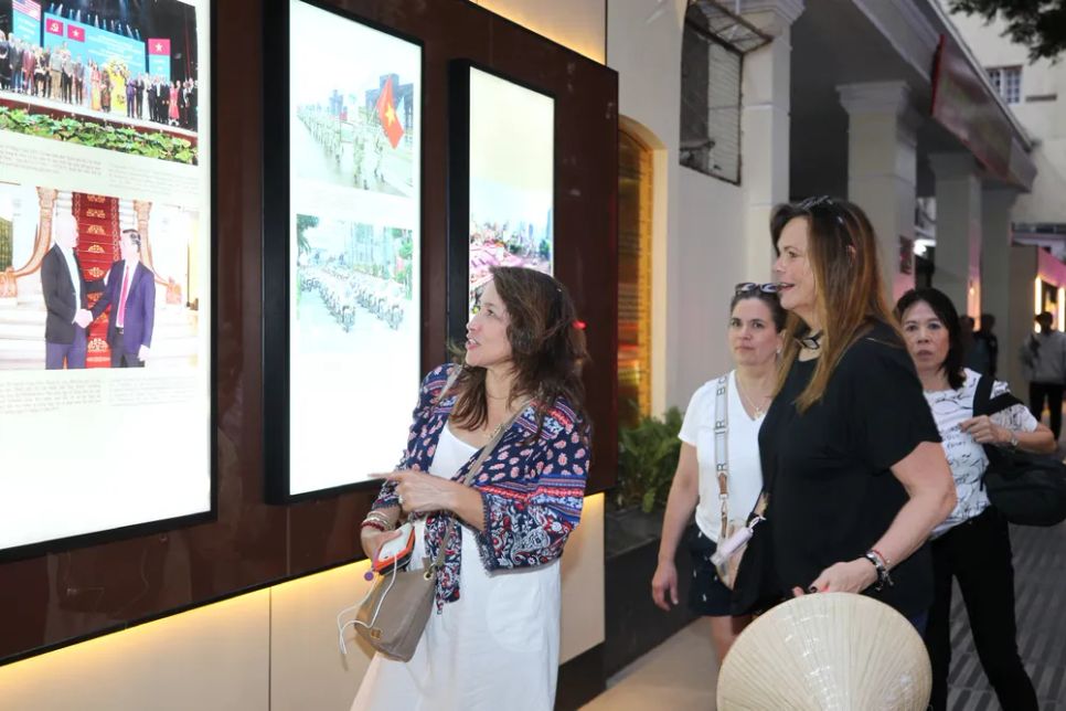 Khách tham quan Con đường Nhiếp ảnh TPHCM. Ảnh: DŨNG PHƯƠNG