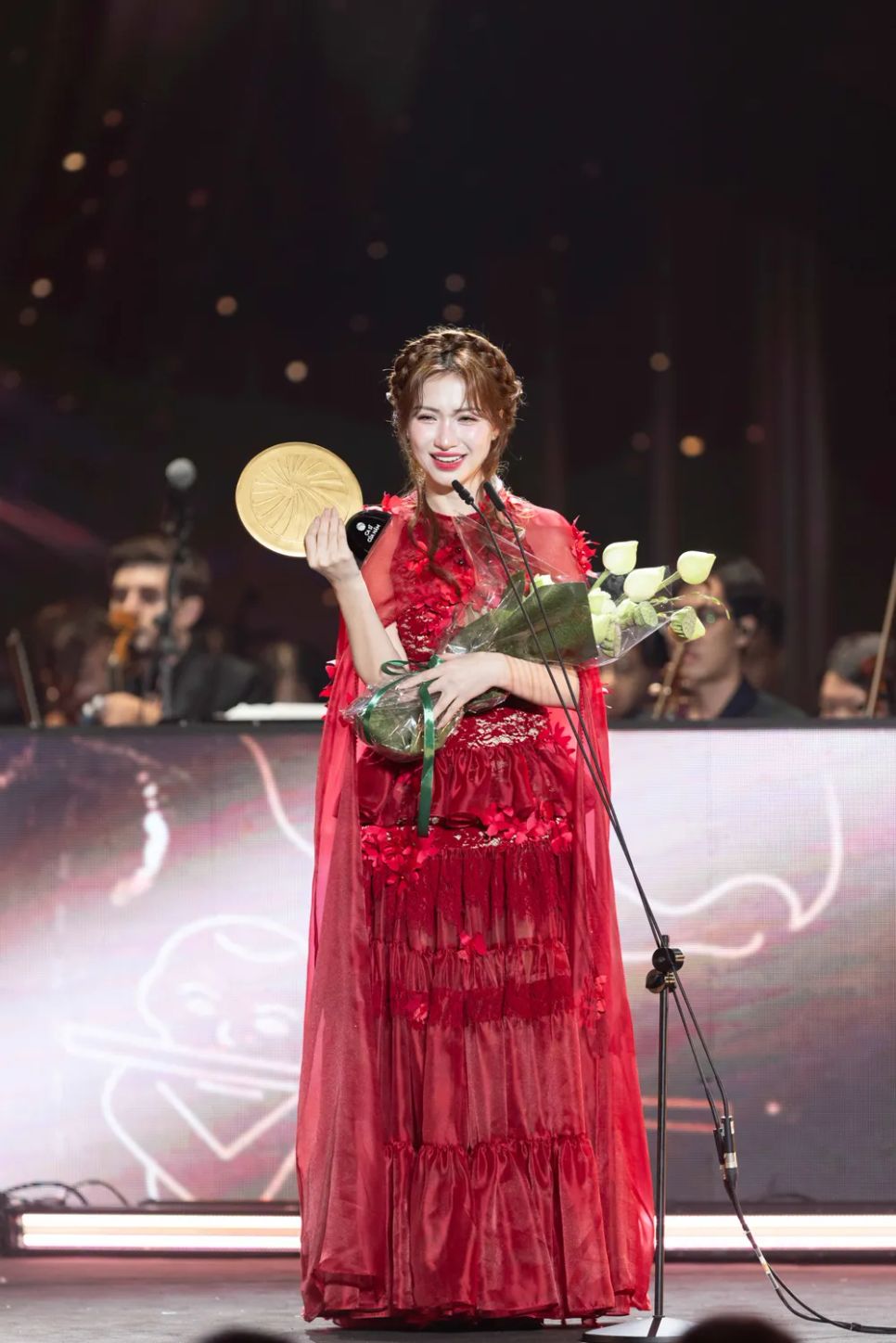 Nữ ca sĩ Hòa Minzy xuất sắc được giải của hai hạng mục gồm hạng mục 