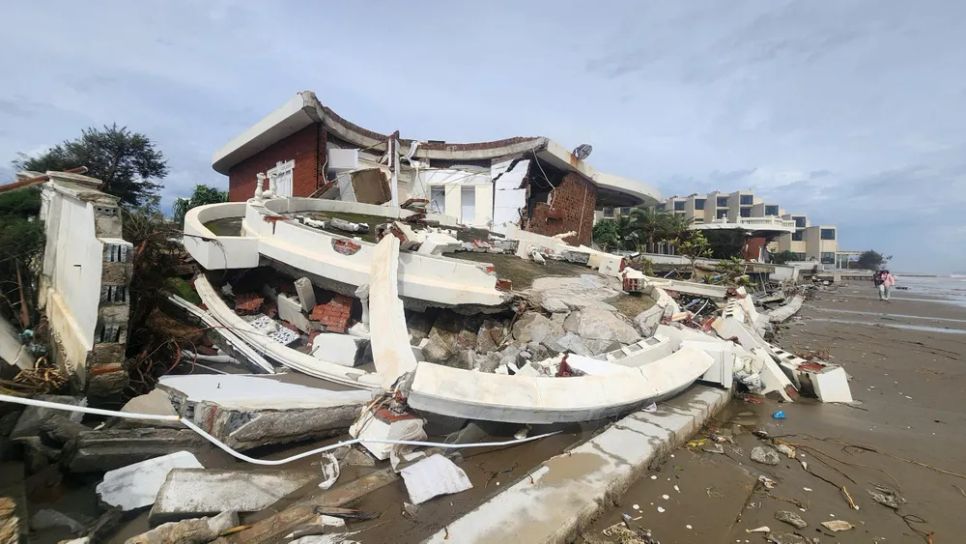 Hàng loạt căn biệt thự tại biển Xuân Thành sập đổ, hư hỏng nặng nề trong bão số 10 Hàng loạt căn biệt thự tại biển Xuân Thành sập đổ, hư hỏng nặng nề trong bão số 10