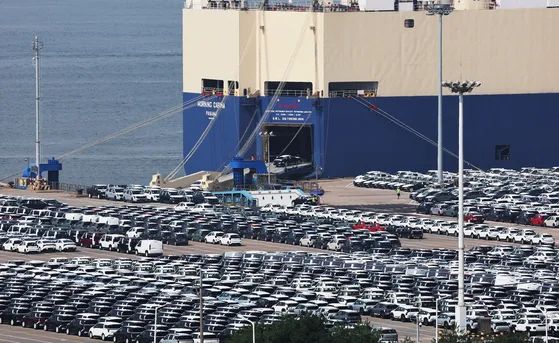 <i>Ô tô của Hàn Quốc tại cảng ở Gyeonggi, chuẩn bị xuất khẩu sang Mỹ. Ảnh: YONHAP</i> <i>Ô tô của Hàn Quốc tại cảng ở Gyeonggi, chuẩn bị xuất khẩu sang Mỹ. Ảnh: YONHAP</i>