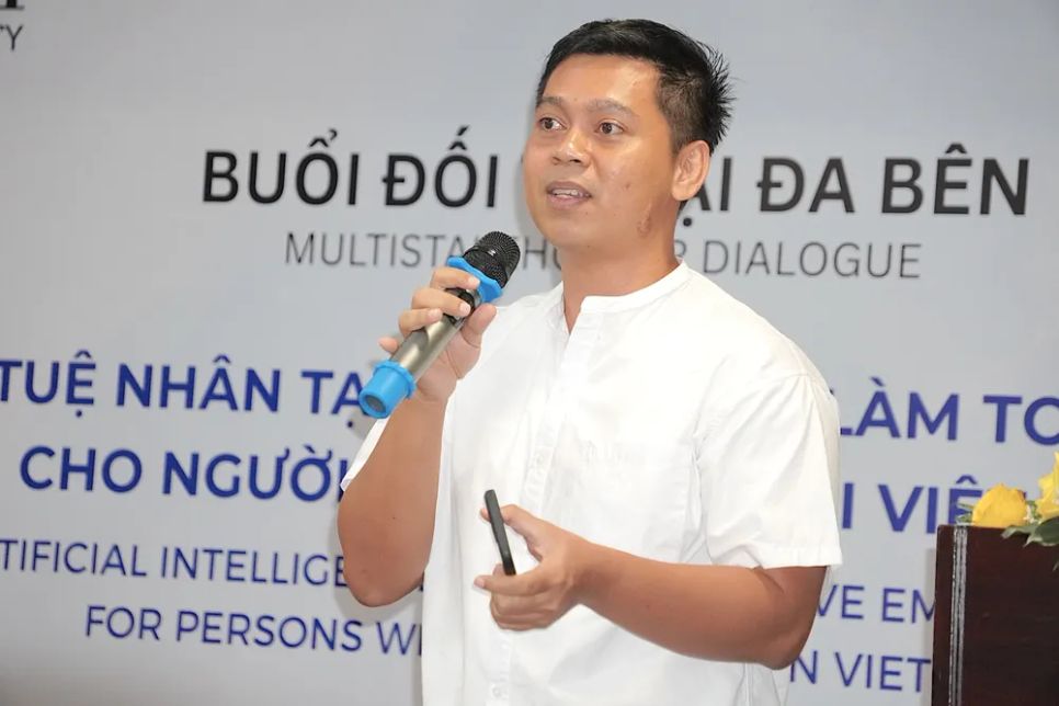 TS Abdul Rohman, giảng viên cao cấp Khoa Truyền thông và Thiết kế, Đại học RMIT Việt Nam trình bày tham luận tại buổi đối thoại. Ảnh: QUANG HUY