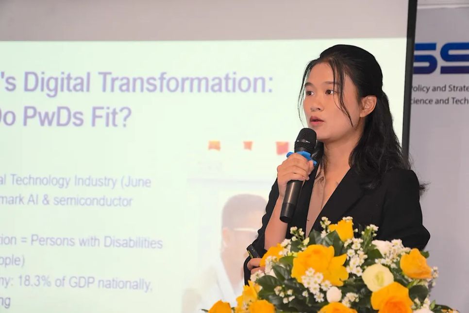 TS Võ Thị Diễm Trang, Đại học RMIT Việt Nam trình bày tham luận. Ảnh: QUANG HUY