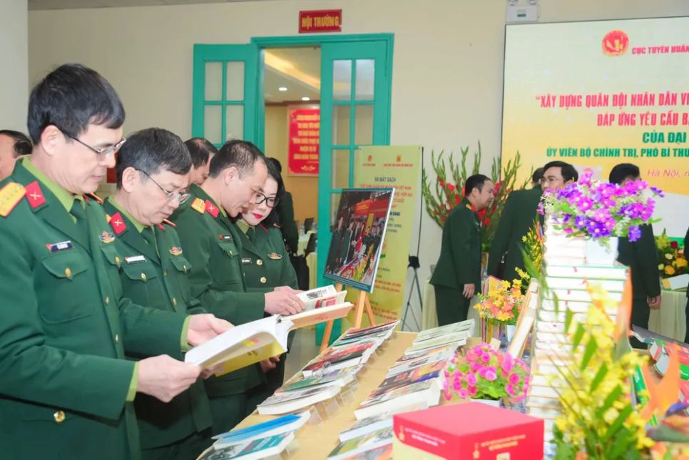 Các đại biểu tham quan khu vực trưng bày sách của Nhà Xuất bản Quân đội nhân dân. Ảnh: NGUYỄN MINH