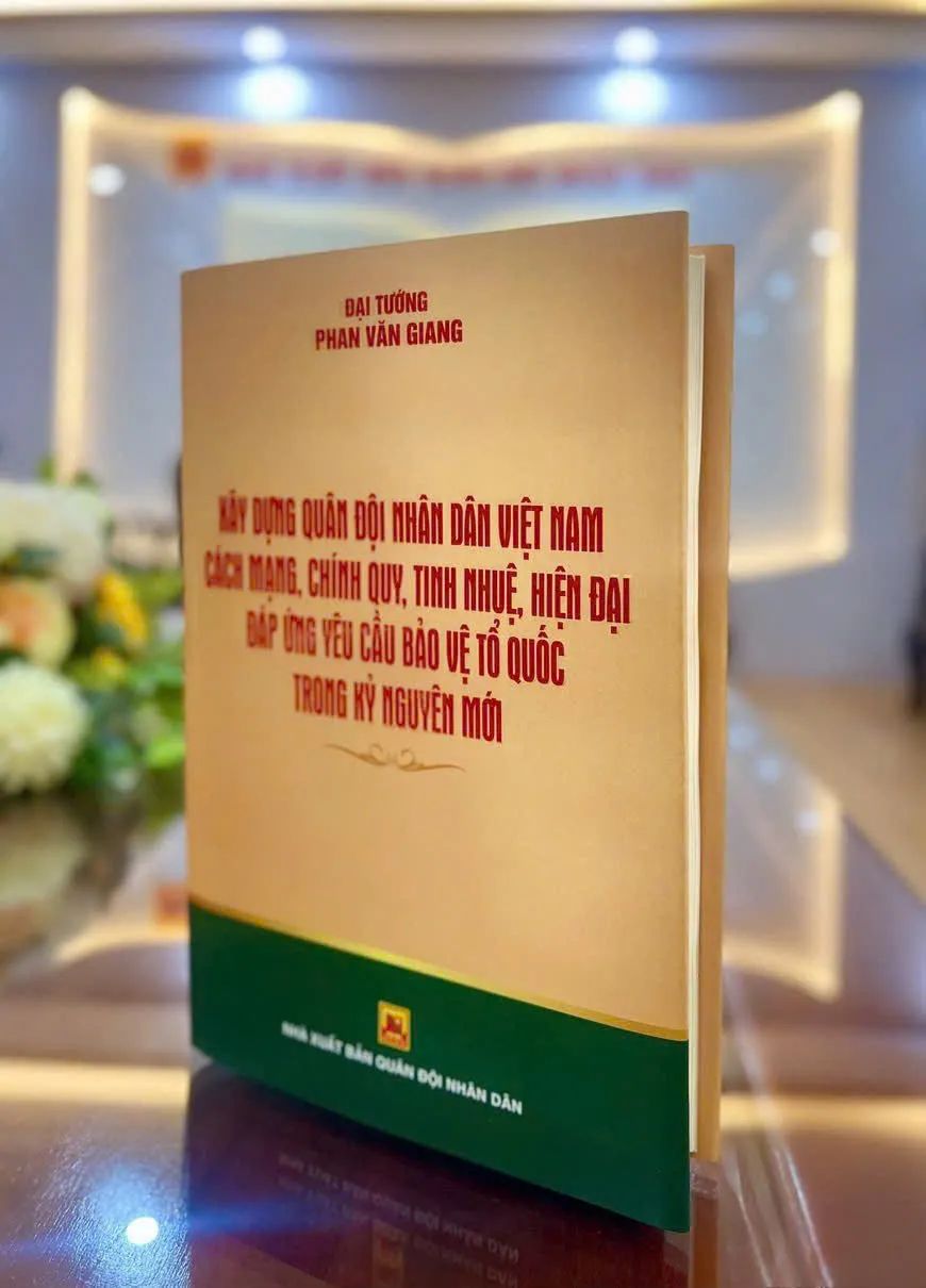 Sách gồm 38 bài viết được chia làm 2 phần