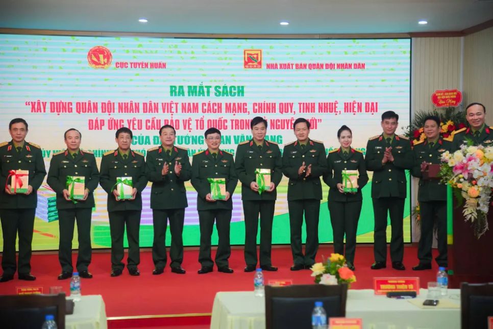 Trao tặng sách cho các đơn vị. Ảnh NGUYỄN MINH