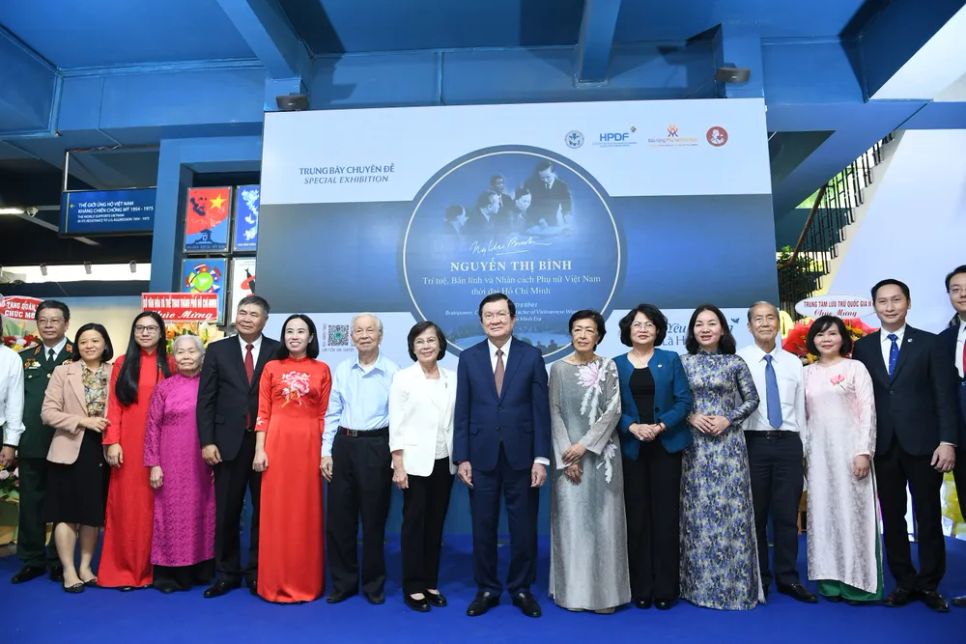 Các đồng chí lãnh đạo, nguyên lãnh đạo, đại biểu, khách mời chụp ảnh lưu niệm tại lễ khai mạc trưng bày chuyên đề “Nguyễn Thị Bình - Trí tuệ, bản lĩnh và nhân cách phụ nữ Việt Nam thời đại Hồ Chí Minh”