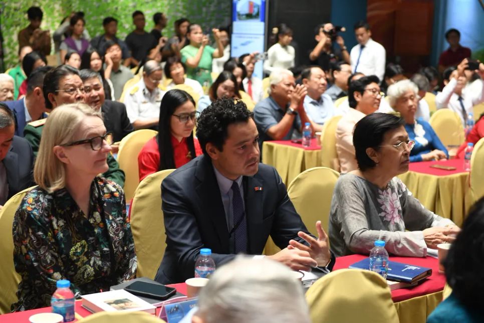 Các đồng chí lãnh đạo, nguyên lãnh đạo, đại biểu, khách mời dự lễ khai mạc trưng bày chuyên đề “Nguyễn Thị Bình - Trí tuệ, Bản lĩnh và Nhân cách Phụ nữ Việt Nam thời đại Hồ Chí Minh”.