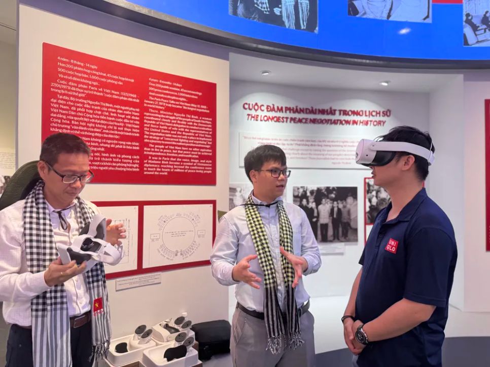 Tại trưng bày chuyên đề, khách tham quan được trải nghiệm công nghệ thực tế ảo như đang trực tiếp tham dự cuộc đàm phán lịch sử ở Paris