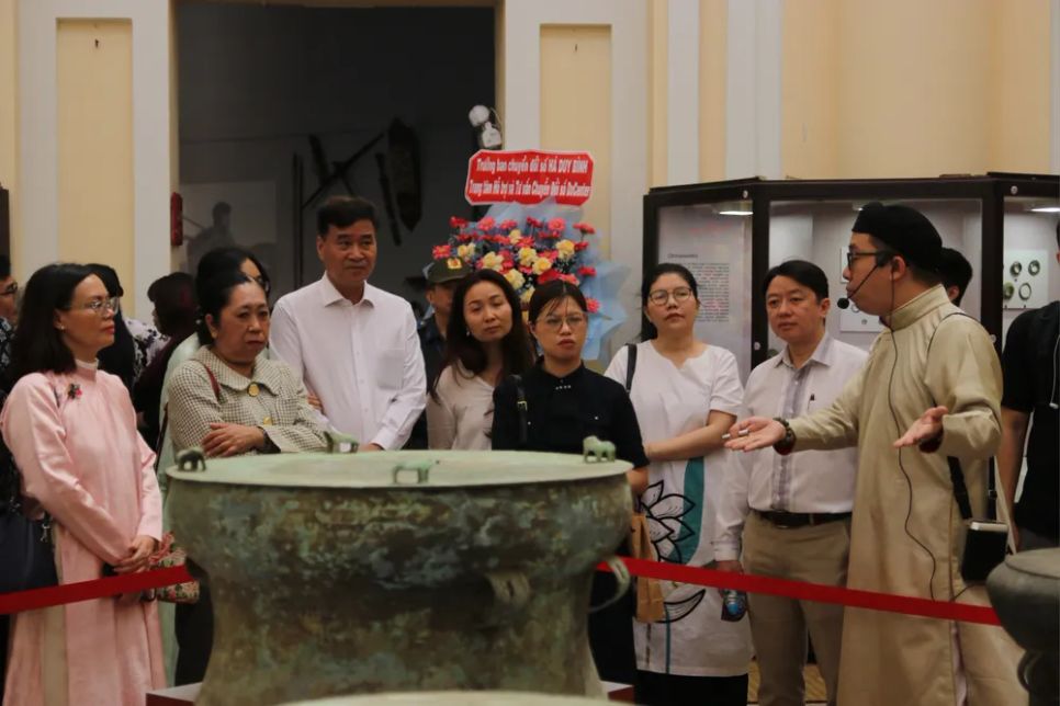 Khách tham quan trưng bày chuyên đề 