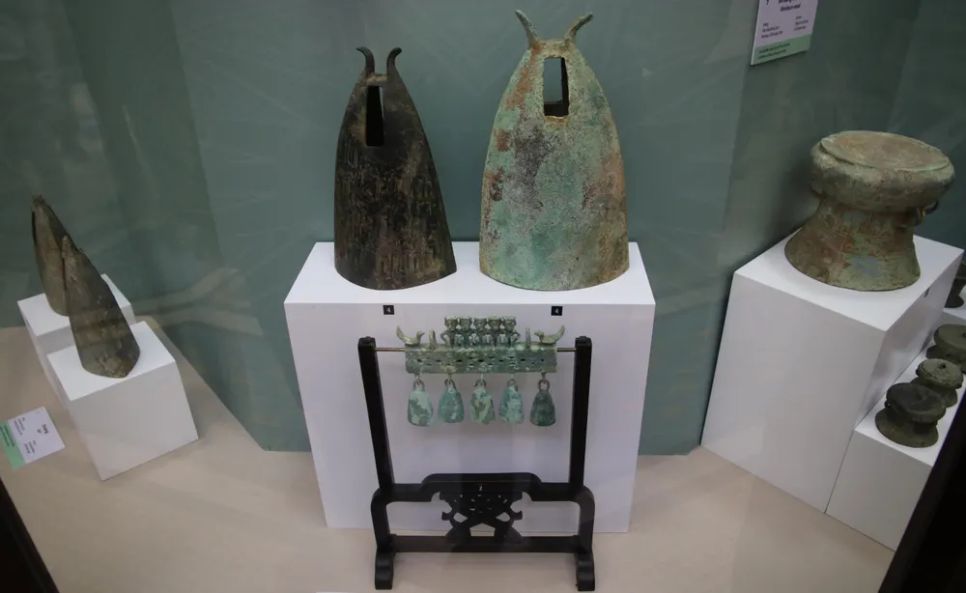 Một số hiện vật trưng bày trong chuyên đề Đồng vọng