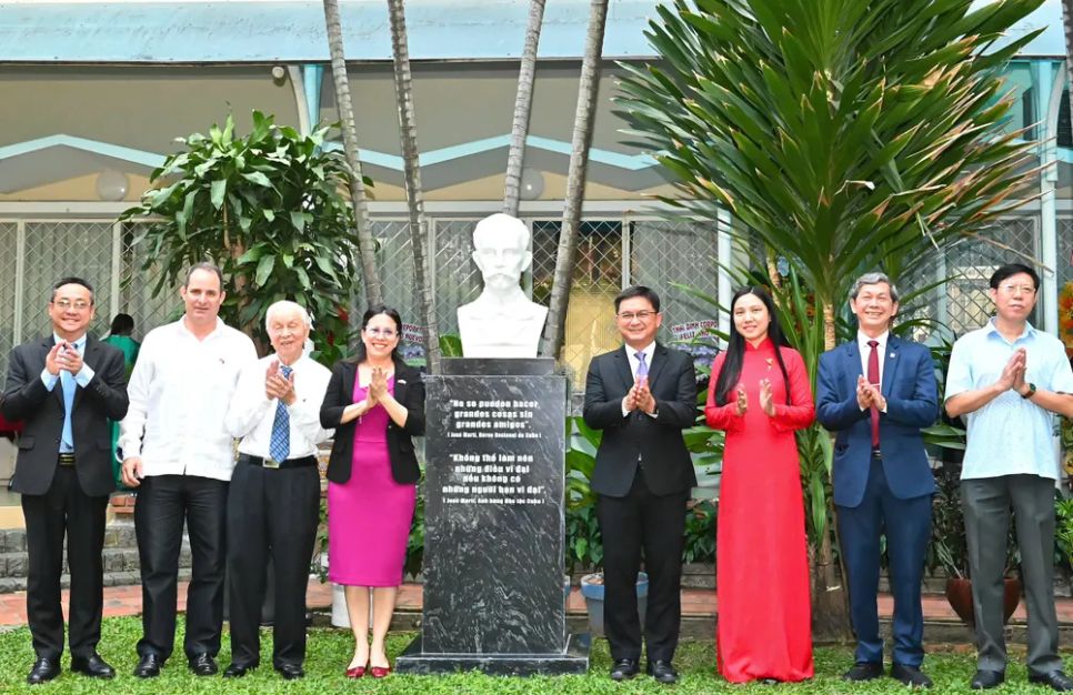 Các đại biểu tham dự buổi lễ. Ảnh: VIỆT DŨNG