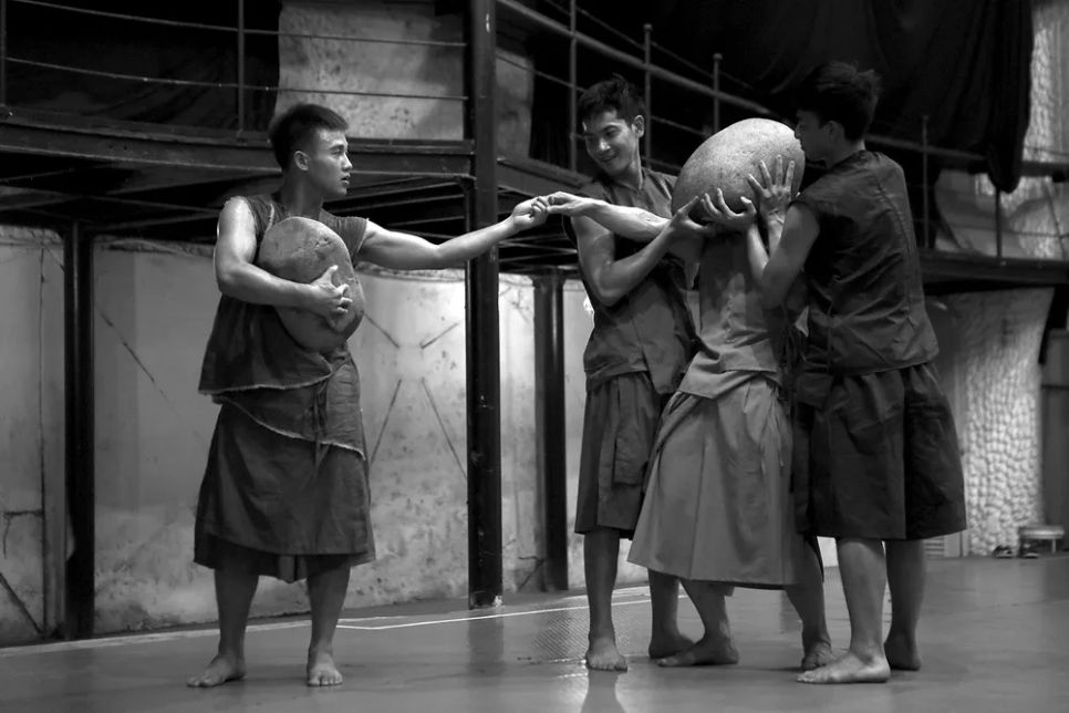 Sáng đèn vở múa đương đại “Đa Thức”