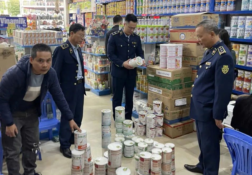 Lực lượng chức năng kiểm tra một cơ sở kinh doanh sữa