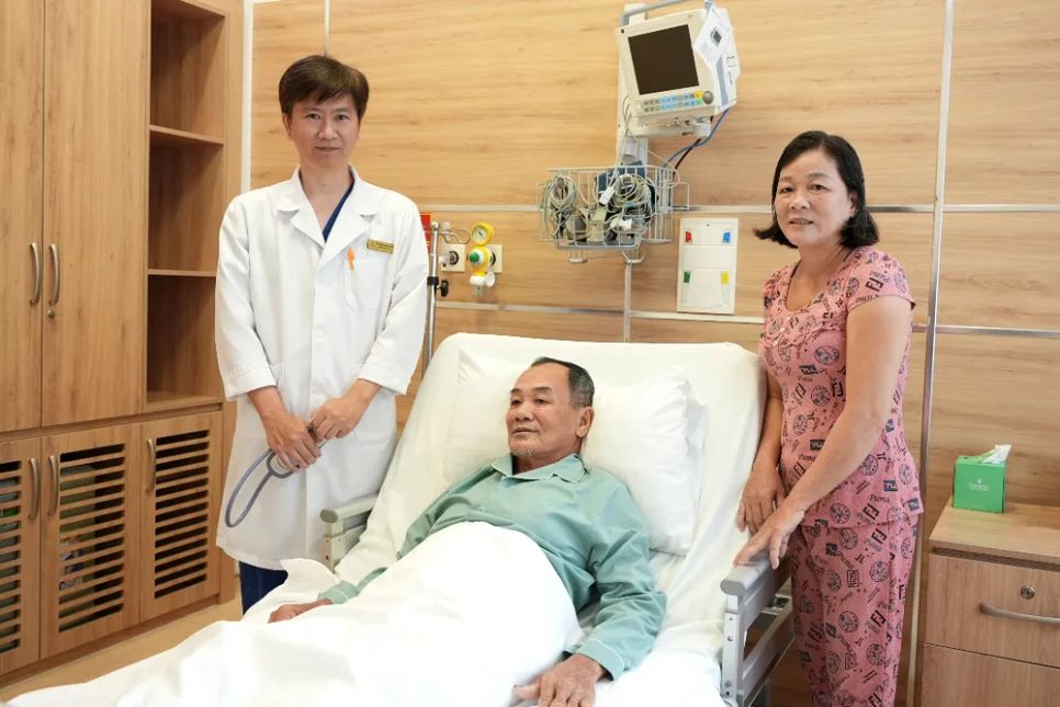 Ông Nhỏ bên người thân và bác sĩ sau ca can thiệp thành công